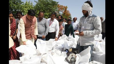 MP News: कल जो कहा, आज किया: अचानक गेहूं उपार्जन केंद्र पहुंचे सीएम मोहन यादव, किसानों से किया संवाद