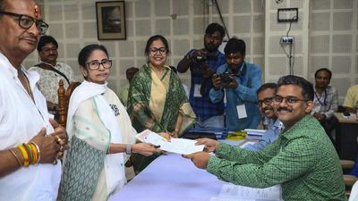 Mamata Banerjee ने भवानिपुर से भरा पर्चा, क्या सुवेंदु अधिकारी फिर दोहरा पाएंगे नंदीग्राम का इतिहास?