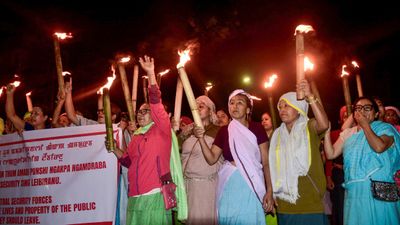 Manipur Violence: इम्फाल वेस्ट में हिंसक प्रदर्शन, सुरक्षा बलों ने छोड़े आंसू गैस के गोले, क्या है मांग?