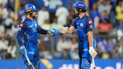MI vs SRH: मुंबई इंडियंस में पसरा मातम, टीम के अहम सदस्य के घर हुई मौत, प्लेयर्स ने पहनी काली पट्टी