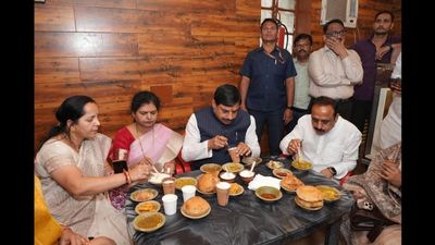 MP News: वाराणसी दौरे पर सीएम डॉ. मोहन यादव ने लिया लोकल व्यंजनों का स्वाद, सादगी ने जीता लोगों का दिल