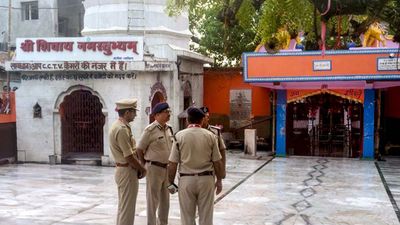 Nalanda Temple Stampede: लापरवाही की भेंट चढ़ी 9 श्रद्धालुओं की जान, 4 पुजारी गिरफ्तार-40 पर FIR