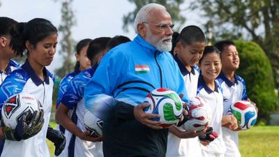 Sikkim: सुबह-सुबह मैदान पर दिखा PM मोदी का युवा अवतार, बच्चों संग 'सुपर एनर्जेटिक' अंदाज में खेला फुटबॉल