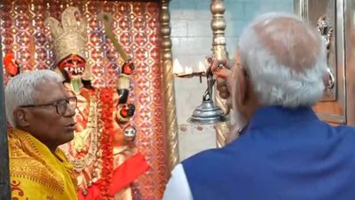 TMC के ‘मांस-मछली प्रतिबंध’ दावों के बीच PM Modi ने कालीबाड़ी में किए दर्शन, जहां चढ़ता है नॉनवेज प्रसाद 