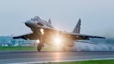 Pune Airport पर हड़कंप! IAF विमान की हार्ड लैंडिंग से उड़ान ठप, 8 फ्लाइट्स डायवर्ट, कई कैंसिल जानें ताजा अपडेट