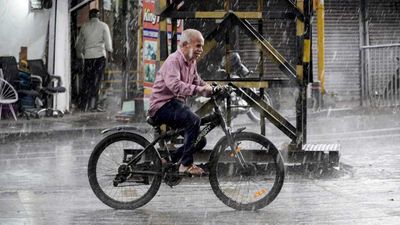 Pune Weather: मौसम का यू-टर्न! दोपहर तक चुभती गर्मी के बाद बारिश-ओलों ने मचाई तबाही, 2 दिनों तक येलो अलर्ट