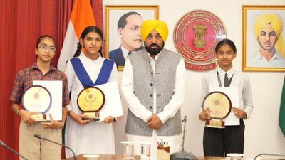 पंजाब में 8वीं की बोर्ड परीक्षा में ईंट भट्ठे पर काम करने वाले की बेटी ने किया टॉप, केजरीवाल ने जमकर की तारीफ