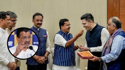 Raghav Chadha joins BJP: 'बीजेपी चला रही ऑपरेशन लोटस', सांसदों के पार्टी छोड़ने पर भड़की AAP