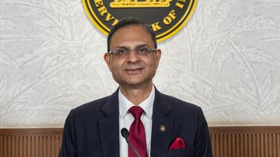 RBI Monetary Policy: मिडिल ईस्ट संकट के बीच आम जनता को राहत! नहीं बढ़ेगी EMI, Repo Rate 5.25% पर स्थिर