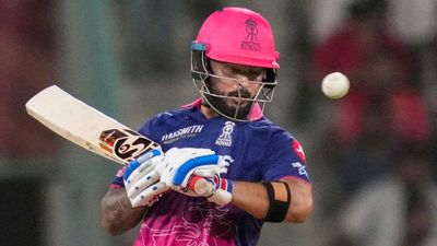 IPL 2026: ई-सिगरेट के धुएं में उड़ गया खेल, आंकड़ों ने खोली रियान पराग के शर्मनाक गेम की पोल