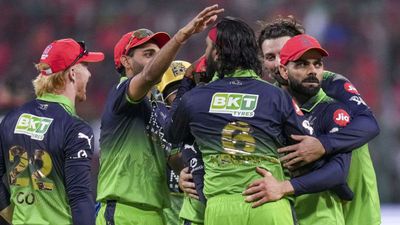 RCB vs GT IPL 2026: चिन्नास्वामी में बेंगलुरु की आखिरी अग्निपरीक्षा? क्या पिच बिगाड़ेगी गुजरात का खेल?