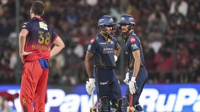 RCB vs GT: साई सुदर्शन ने तोड़ा क्रिस गेल का सबसे बड़ा रिकॉर्ड? शतक जड़ते ही कर दिया अनोखा कमाल! 