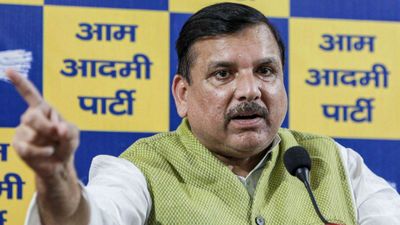 Delhi में केजरीवाल के घर पर 'महायुद्ध', प्रवेश वर्मा की तस्वीरों पर भड़की AAP,  LG और CM आवास खोलने की चुनौती