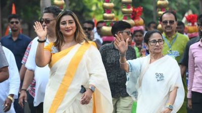 Sayantika Banerjee कौन हैं? महुआ मोइत्रा को साइड लाइन कर ममता बनर्जी के साथ TMC के लिए कर रहीं प्रचार 