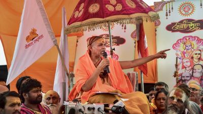 नंबर ब्लॉक किया तो बौखलाया आरोपी! शंकराचार्य को मिले दो वॉइस मैसेज में 'अतीक कांड' दोहराने की धमकी!