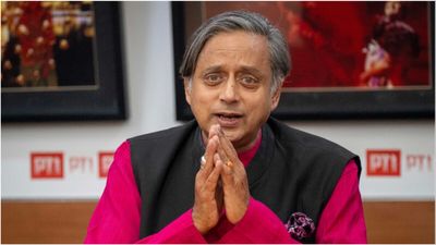 Shashi Tharoor Attack: शशि थरूर की गाड़ी पर हमला! बीच सड़क घेरकर गनमैन को पीटा, चुनावी माहौल में बढ़ा तनाव