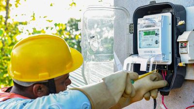 UP के बिजली उपभोक्ताओं को बड़ी राहत! बकाया होने पर अचानक अंधेरे में नहीं डूबेगा घर, क्या है नया नियम?