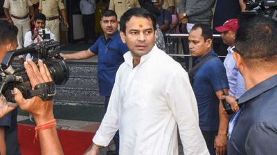 'राहुल के बस का नहीं है, प्रियंका को सौंपे कमान', क्यों नाराज हैं तेज प्रताप यादव, नीतीश वाले बयान पर भी बरसे