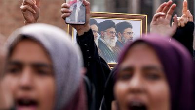 US-Iran Ceasefire: मिडिल ईस्ट में थमी जंग! ट्रंप-ईरान सीजफायर के बाद श्रीनगर के लाल चौक पर जश्न का माहौल