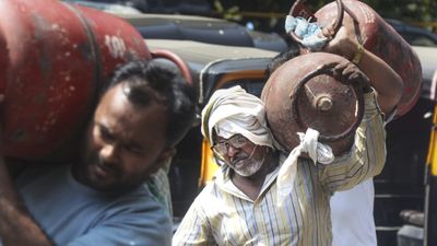 LPG Crisis Update: दिल्ली में LPG गैस की गोदामों से सीधे बिक्री बंद, 5KG सिलेंडरों पर आया बड़ा अपडेट