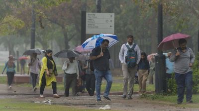 Weather Delhi NCR: अभी और बदलेगा मौसम का मिजाज! धूल भरी आंधी के बाद बरसेंगे बादल, IMD ने जारी किया येलो अलर्ट