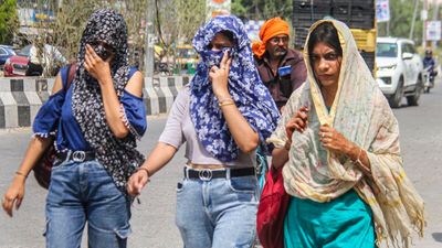 Delhi Weather: दिल्ली में आग बरसेगी या 'आफत' की बारिश? 18 साल का रिकॉर्ड टूटा, अगले 72 घंटे आपके लिए बहुत भारी