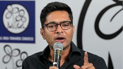 अभिषेक बनर्जी के घर अचानक पहुंची पुलिस! नोटिस के बाद बढ़ा सस्पेंस, क्या TMC के अंदर शुरू हो गई ‘इनर वॉर’?