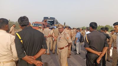 Agra Lucknow Expressway पर सुबह-सुबह बिछ गईं लाशें! दिल्ली से बिहार जा रही बस के उड़े परखच्चे, कैसे हुआ हादसा?
