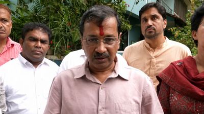 अरविंद केजरीवाल ने सिद्धार्थ हेगड़े के परिवार से की मुलाकात, परीक्षा व्यवस्था पर उठाए सवाल