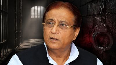 'अफसर से जूते साफ कराने' वाले मामले में आजम खान को 2 साल की जेल, क्या था वो विवादित मामला जिसने डुबोई लुटिया
