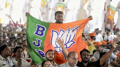 West Bengal Election Results 2026: बंगाल में खिलता दिख रहा 'कमल', इन 10 मास्टरस्ट्रोक वादों ने पलटी बाजी!