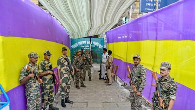 Bengal Repolling: बंगाल में बड़ा बवाल! स्ट्रॉन्ग रूम में BJP लोगो वाली कार की एंट्री पर TMC का हंगामा