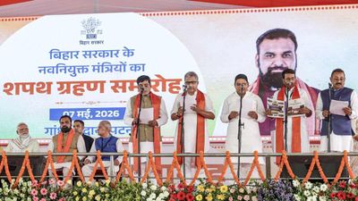 Vande Mataram Controversy: बिहार शपथ ग्रहण में वंदे मातरम् को भूल सीधे बजाया राष्ट्रगान, नए नियम का क्या हुआ?