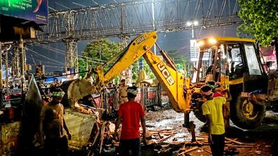 Bulldozer Action: हावड़ा स्टेशन के बाहर आधी रात चला बुलडोजर, दिलीप घोष-अग्निमित्रा के बयानों से गरमाई सियासत
