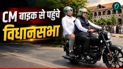 Maharashtra CM देवेंद्र फडणवीस बाइक चलाकर पहुंचे विधानसभा, बिना कारों के काफिले के कैसे हुई सुरक्षा? Video 