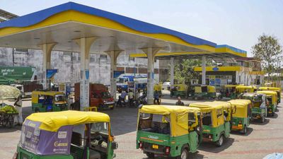 CNG Prices Hiked: दिल्ली में अब सफर करना पड़ेगा भारी! पेट्रोल-डीजल के बाद CNG के बढ़े दाम, चेक करें नए रेट