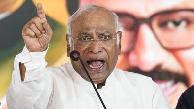 'गर्मी तो झेल लेंगे,' PM मोदी की सलाह पर भड़के Mallikarjun Kharge, बताया जनता के क्यों छूट रहे पसीने?