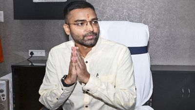 Net Worth: बिना चुनाव लड़े मंत्री बने दीपक प्रकाश के पास कैश की कमी, पत्नी की तिजोरी में Gold ही Gold