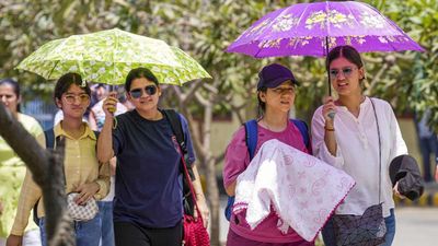 Weather: दिल्ली में होगी बारिश या बढ़ेगा गर्मी का टॉर्चर? IMD ने जारी किया अलर्ट, 24 घंटे में बदलेगा मौसम