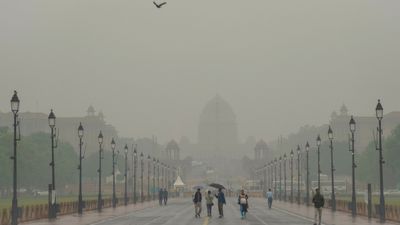 Delhi Weather Update: दिल्ली में फिर बदलेगा मौसम,अगले 48 घंटे तक तेज हवाओं और बारिश के आसार,IMD का येलो अलर्ट