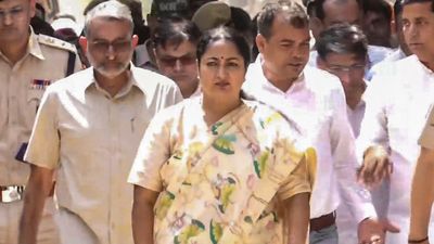 Delhi Building Collapse: ग्राउंड पर उतरीं CM रेखा गुप्ता, एक्शन में दिल्ली सरकार,लापरवाह अफसरों पर गिरेगी गाज