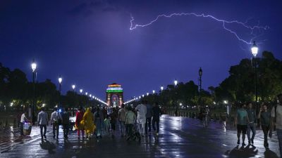 Weather: दिल्ली-NCR में आएगा भयंकर तूफान! अगले कुछ घंटे में जोरदार बारिश का अलर्ट, आपके इलाके में बदलेगा मौसम?