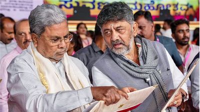 कर्नाटक में तख्तापलट या दिखावा? दिल्ली में सिद्धारमैया-शिवकुमार, आलाकमान के टेबल पर रखे उन बड़े प्लान का सच