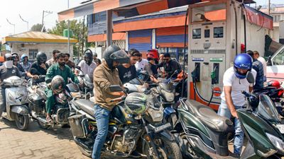 Petrol Price Hike: पेट्रोल ने फिर बढ़ाई आम आदमी की टेंशन, BJP और गैर-BJP राज्यों में क्यों अलग हैं कीमतें?