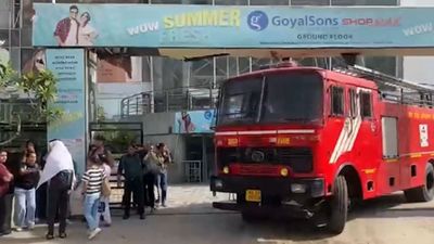 Ghaziabad Pacific Mall Fire: गाजियाबाद के पैसिफिक मॉल से उठीं आग की लपटें, प्रोजेक्टर रूम में मची अफरा-तफरी