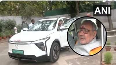 PM Modi Appeal: पीएम मोदी की अपील का बड़ा असर, केंद्रीय मंत्री गिरिराज सिंह ने शुरू की ईवी की सवारी