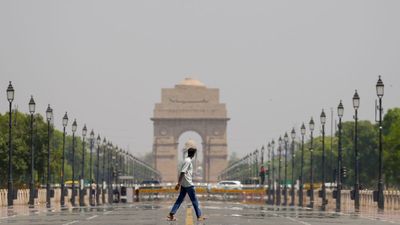 Delhi-NCR Weather: दिल्ली-एनसीआर में अभी और झुलसाएगी गर्मी, कब होगी बारिश? IMD ने जारी किया अलर्ट