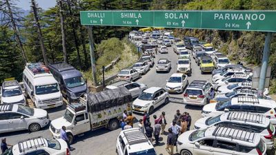 72 घंटे में 70,000 गाड़ियां! शिमला में पैर रखने की नहीं बची जगह, किन रास्तों पर लगा डायवर्जन?