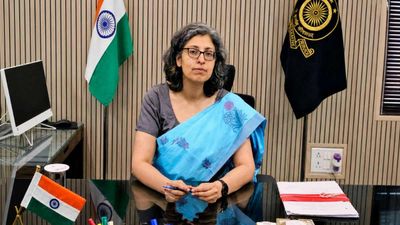 IAS Chinmayee Gopal: गांव-गांव जाकर करती हैं इंसाफ! कौन हैं चिन्मयी गोपाल? टीना डाबी से खास कनेक्शन