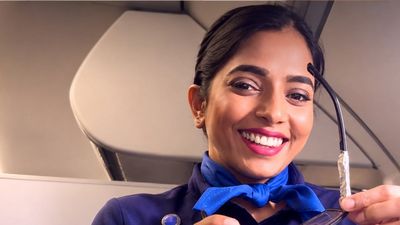 कौन है IndiGo की ये खूबसूरत फ्लाइट अटेंडेंट? यात्री के टूटे चश्मे को जोड़कर जीता दिल, Video Viral 
